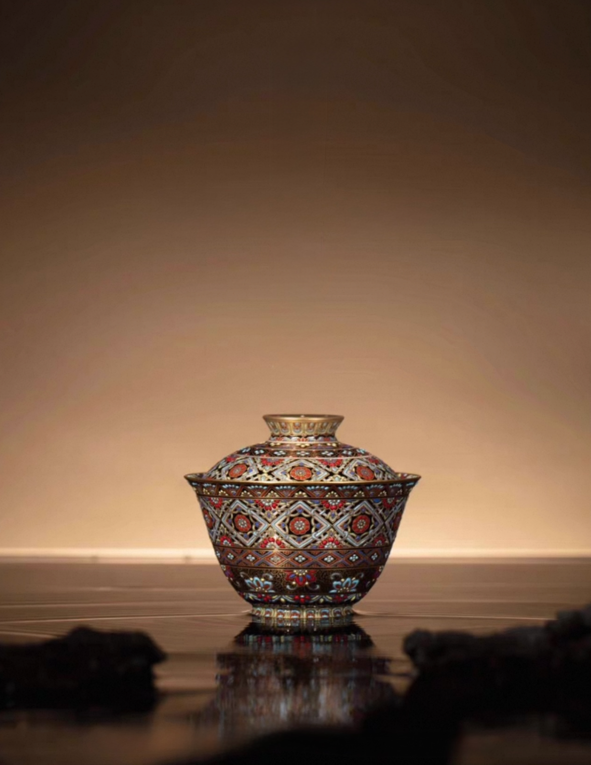 [Heirloom Collections] Imperial Grandeur: Lustrous Grace of Dunhuang Gaiwan & Master Cup Set – Handcrafted with Gold. Silver. and Falangcai Enamel from Jingdezhen