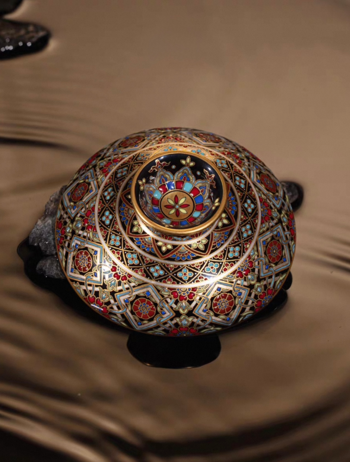 [Heirloom Collections] Imperial Grandeur: Lustrous Grace of Dunhuang Gaiwan & Master Cup Set – Handcrafted with Gold. Silver. and Falangcai Enamel from Jingdezhen
