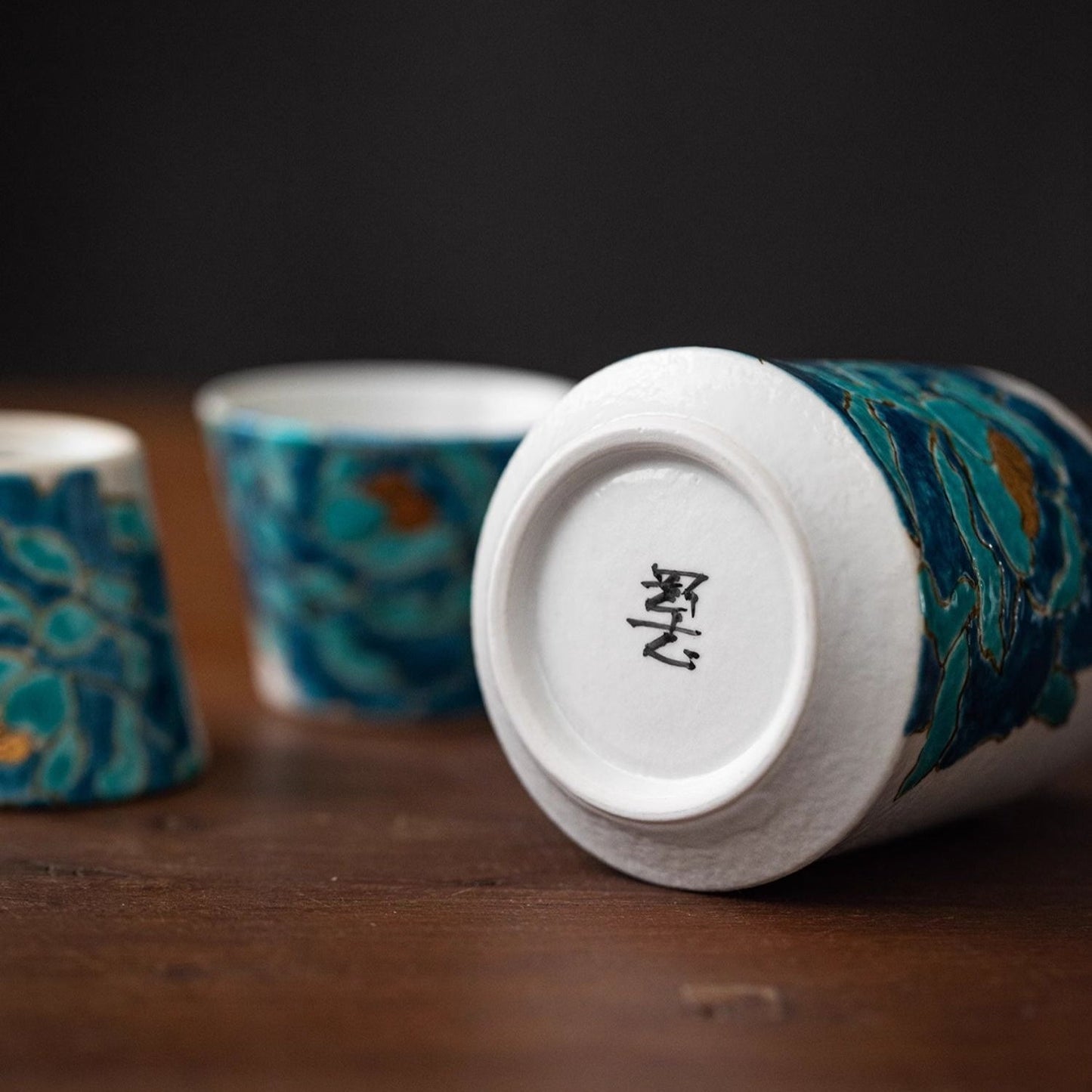 Kutaniyaki Gold Foil Blue Peony Sake Set