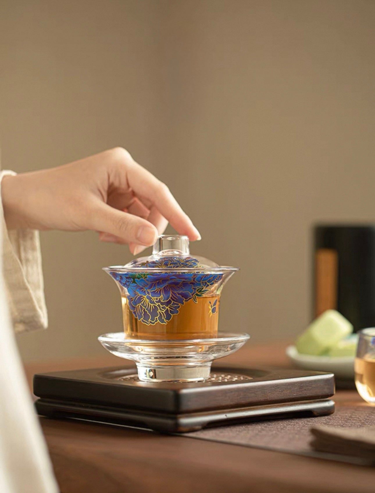 Peony-Etched Glass Gaiwan - Large. Anti-Scald Design